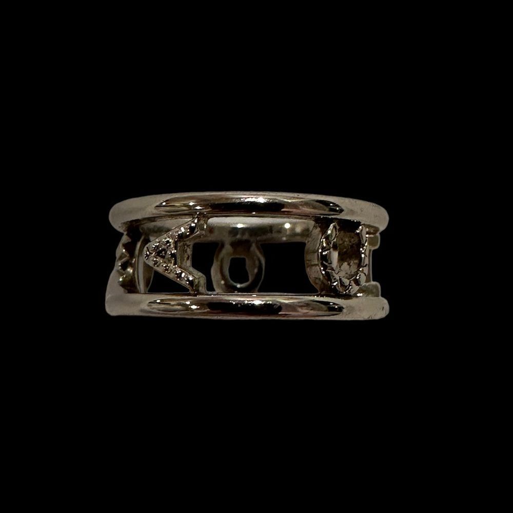 COACH RING SPELLS OUT coach IT IS GENUINE AND IN GREAT CONDITION